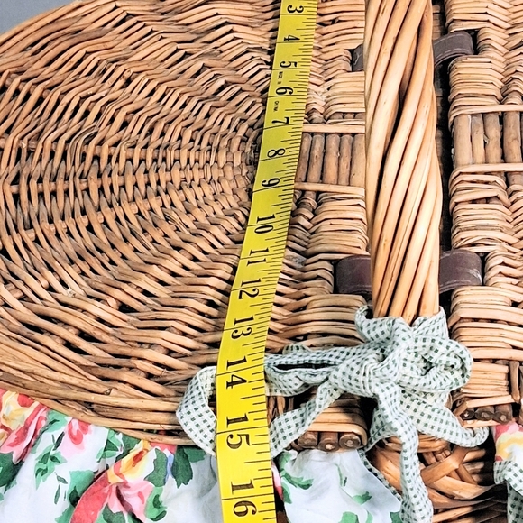Charming Wicker Traditional Large Double Sided Lid Floral Lined Picnic Basket - Picture 8 of 10